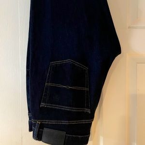 Brand new mens Lucky Brand jeans. Waist 34, Length 32. Dark blue in color.